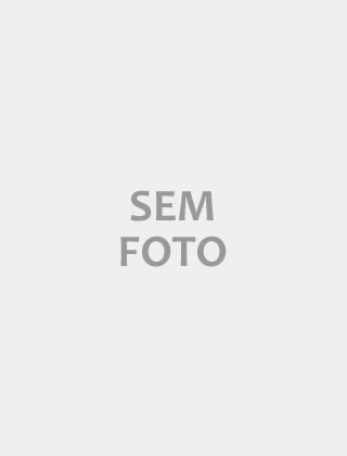 Morena peituda mostrando a buceta rosadinha e deliciosa para a camera